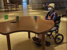 83歲老醫師賺錢全寄美國妻兒、賣房想團聚卻被失聯…「孑然一生」入住安養院，悲連600元都欠繳